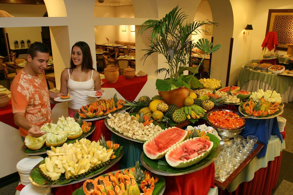 Hotel Tropical מנאוס מראה חיצוני תמונה A fruit buffet