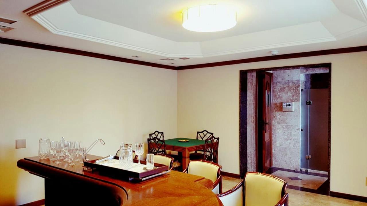 Hotel Tropical מנאוס מראה חיצוני תמונה A room with a ceiling cornice