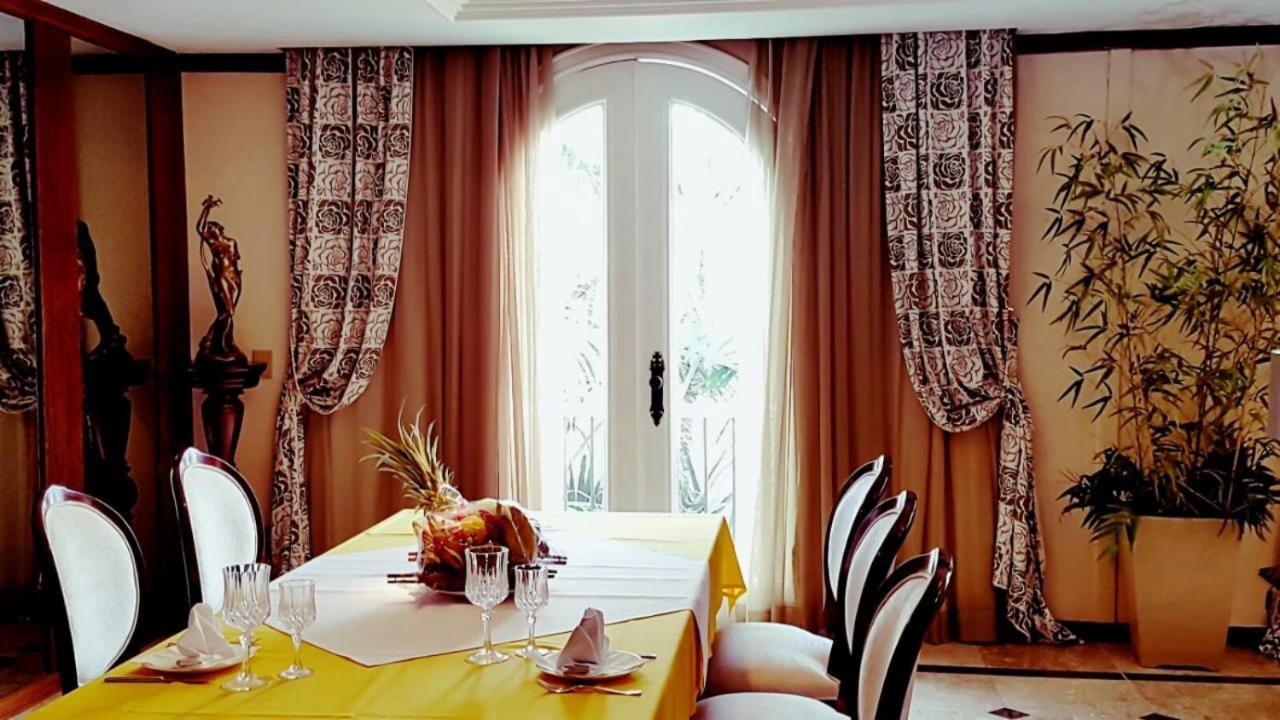 Hotel Tropical מנאוס מראה חיצוני תמונה Curtains in a dining room